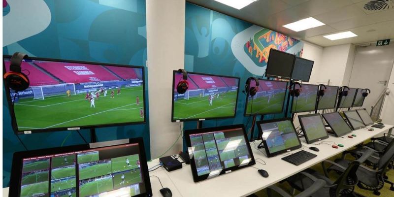 VAR hoạt động như thế nào trong một trận đấu?